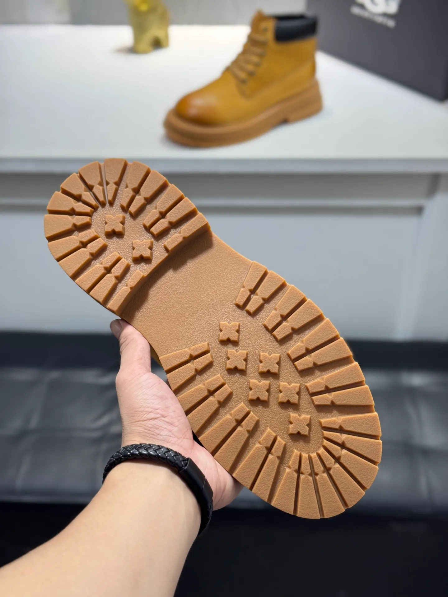 Men's men's shoes 💰660 [New style] 🦥🦥UGG - high-end quality 🔥Australian imported wool 🔥Full fur original single entry and exit counter without pressure, let you feel no replacement 💏The upper is made of first-layer cowhide 'all original Australian wool' Strict men's boots thick wool can be distinguished by the naked eye 💓Real wool keeps warm and does not smell like feet, warms the whole winter ✨Carefully crafted for those who know the goods🔥Size: 38-44 (45 customized